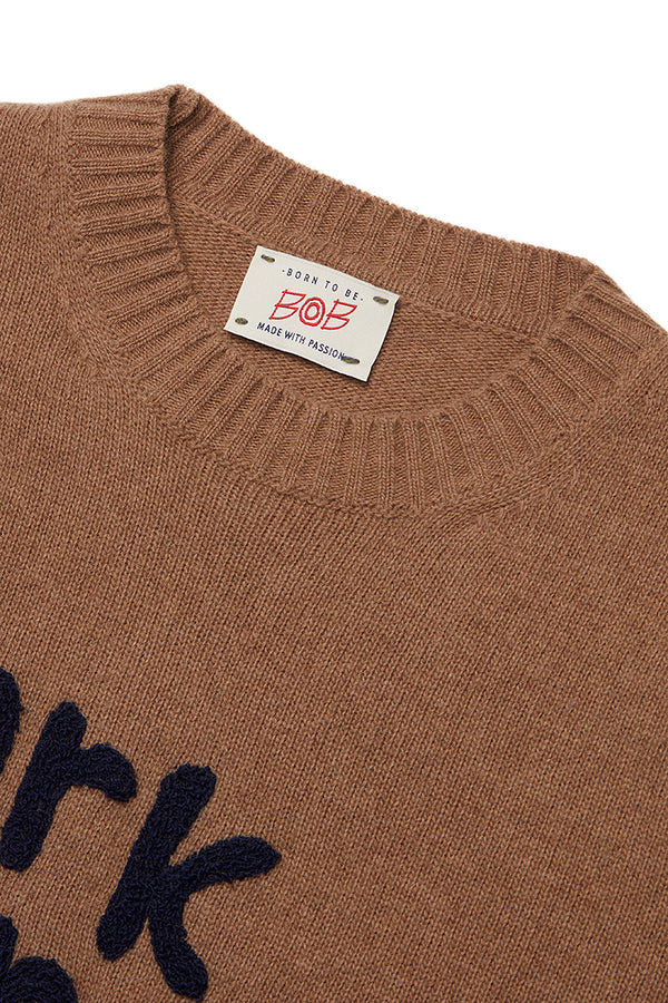 BOND メッセージエンブロイダリーニット / COL：BISCOTTO ブラウン系