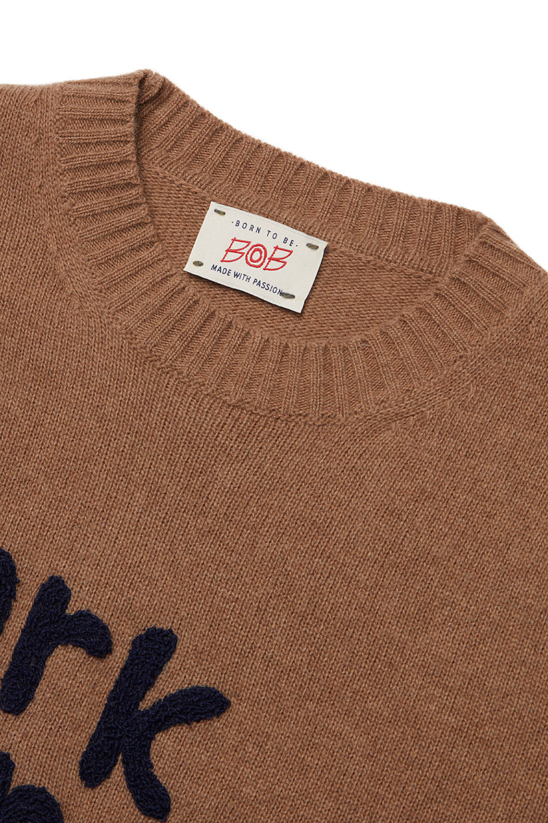 BOND メッセージエンブロイダリーニット / COL：BISCOTTO ブラウン系